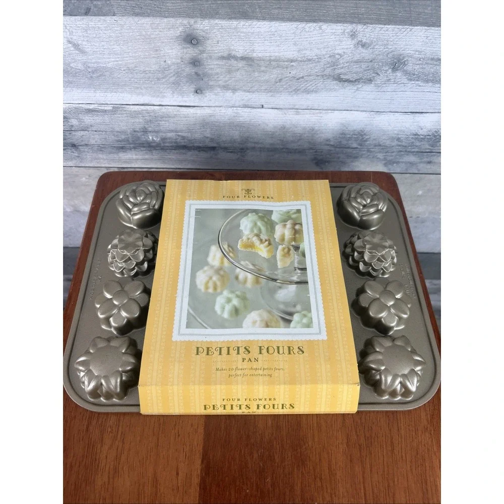 Nordic Ware Petit Fours Cake Pan Baking Mold Cast Aluminum Non-Stick 20 Flowers